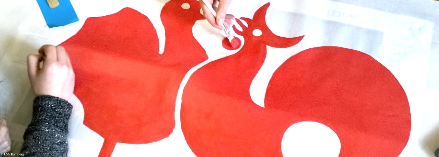 Hahn und Henne, rot auf ein Plakat gemalt