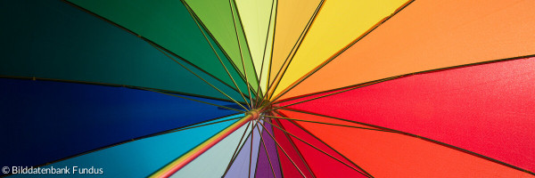 Regenschirm mit Regenbogenfarben