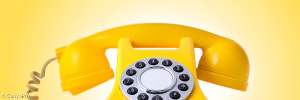 ein gelbes, altmodisches Telefon