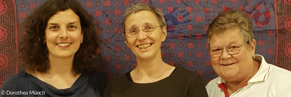 drei Frauen lächeln in die Kamera