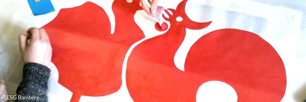 Hahn und Henne, rot auf ein Plakat gemalt