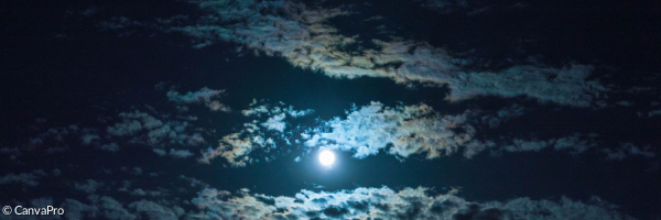 ein dunkler Nachthimmel mit Wolken und Mond