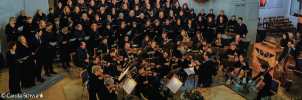die Kantorei singt in der Stephanskirche und wird von einem Orchester begleitet
