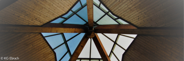 Die Dachspitze der Kirche in Ebrach, von innen heraus betrachtet: ein Stern aus Glas