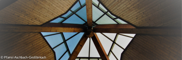 Ein Stern aus Glas im Ebracher Kirchdach