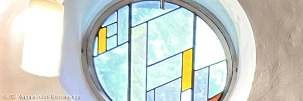 Rundfenster mit hellblauen und orangenen Glasscheiben