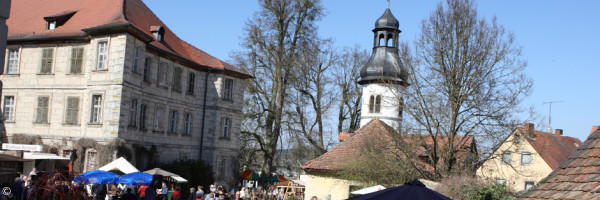 Kirche Weingartsgreuth mit Festgemeinde