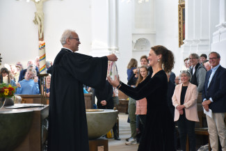 Dekan Hans Martin-Lechner überreicht Ingrid Kasper ein Abschiedsgeschenk in der Stephanskirche.