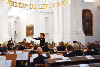 Ingrid Kasper dirigiert an ihrer Verabschiedung in der Stephanskirche am 24.09.2023.