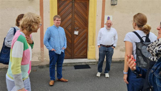 Mitglieder des Dekanatsausschusses vor einer Kirchentür