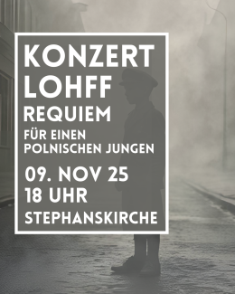 ein Junge mit altmodischer Kleidung steht in einer Gasse im Nebel