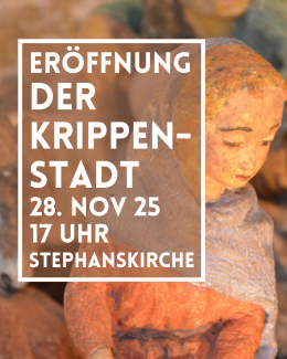 eine Steinfigur aus der Krippe der Stephanskirche: eine junge Frau mit blauem Umhang