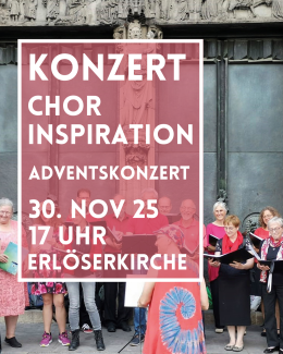 ein bunt gekleideter Chor vor einem Kirchenportal