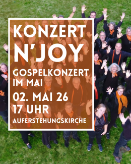 ein Chor mit orangenen Schals steht auf einer grünen Wiese