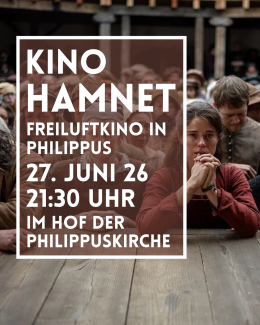 Menschen stehen in altertümlichen Kostümen vor einer Bühnenkante, eine Person betet