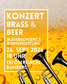 Bier mit Schaum in Nahaufnahme, davor drei schwarze Trompeten