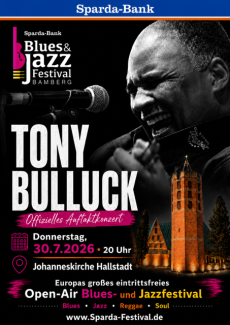 Sänger Tony Bulluck singt ins Mikrofon