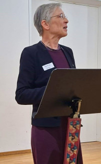 Regionalbischöfin Sachs hält eine Rede