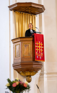 Sabine Hirschmann auf der Kanzel in der Stephanskirche