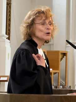 Dekanin Hirschmann redet in der Kirche