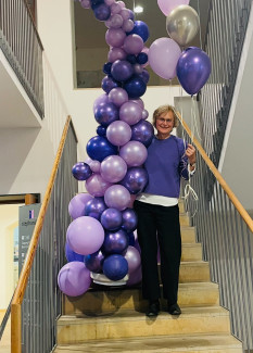Dekanin Hirschmann mit vielen lilafarben Luftballons