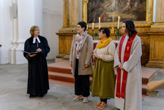 vier Frauen im Altarraum