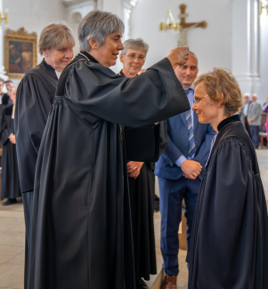 Regionalbischöfin Greiner legt Sabine Hirschmann das Amtskreuz an