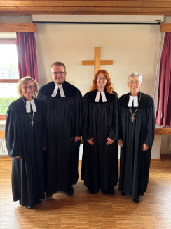 Bei der Ordination und Einführung in Lonnerstadt, v.l.n.r. Dekanin Sabine Hirschmann, Pfr. Felix Stöhler, Pfrin. Laura Stöhler, Regionalbischöfin Berthild Sachs