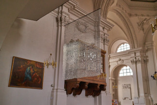 Kunstinstallation unter der Orgelempore der Bamberger Sephanskirche