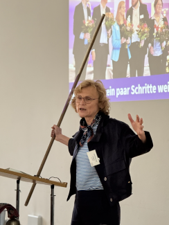 Dekanin Hirschmann spricht und hält einen Zeigestab