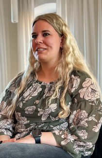 Isabella Stärk hält sitzend eine Rede