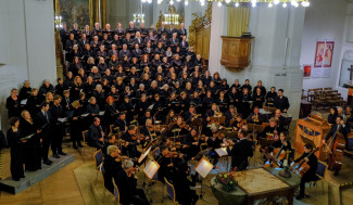 viele Chorsängerinnen und Chorsänger bei einem Auftritt in der Stephanskirche