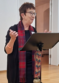 Karin Hüttel hält eine Rede