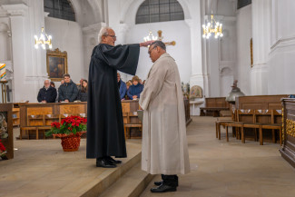 Dekan Hans-Martin Lechner segnet Diakon Dirk Giepen für den Ruhestand