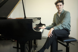 ein Man sitzt am Klavier