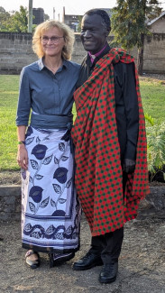 Dekanin Sabine Hirschmann und Bischof Elias Kitoi Nasari Arm in Arm