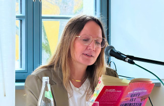 Pastorin Mira Ungewitter liest aus ihrem Buch vor