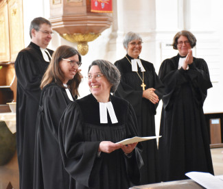 Michaela Wüst nach ihrer Ordination in der Stephanskirche 2023