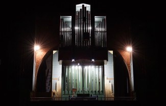 die Orgel der Erlöserkirche im Dunkeln 
