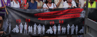 Demobanner mit der Aufschrift Gemeinsam gegen den Sozialabbau