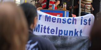 Banner mit der Aufschrift- der Mensch ist im Mittelpunkt