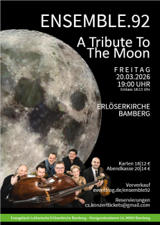 sieben Musikerinnen und Musiker hinter einem Vollmond