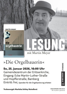 Autor Martin Meyer an einen Baumstamm gelehnt