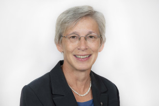 Regionalbischöfin Berthild Sachs, lächelnd und mit schwarzem Sakko