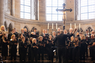 Sängerinnen und Sänger der Domkantorei beim Auftritt