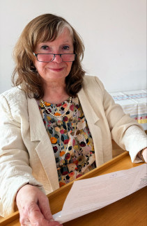 Renate Tallon hält eine Rede an einem Stehpult