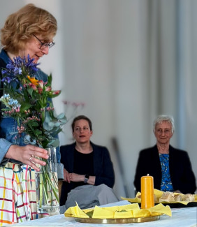 Sabine Hirschmann hält einen Blumenstrauß