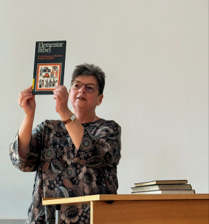 Sabine Keppner Burkhardt hält eine Rede an einem Stehpult