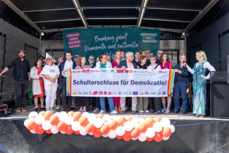 Schulterschluss für Demokratie