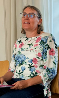 Ute Schaller hält sitzend eine Rede